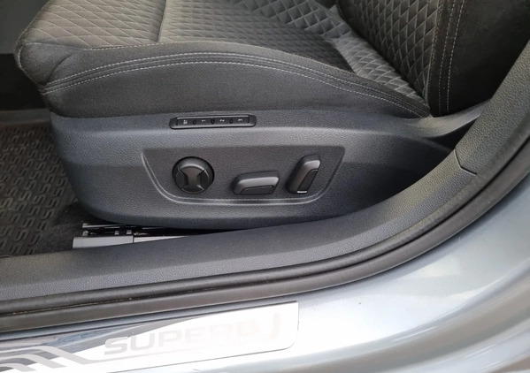 Skoda Superb cena 106899 przebieg: 72000, rok produkcji 2018 z Sosnowiec małe 742